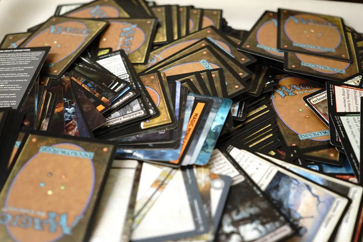 Ein verstreuter Stapel von Magic: The Gathering-Spielkarten.